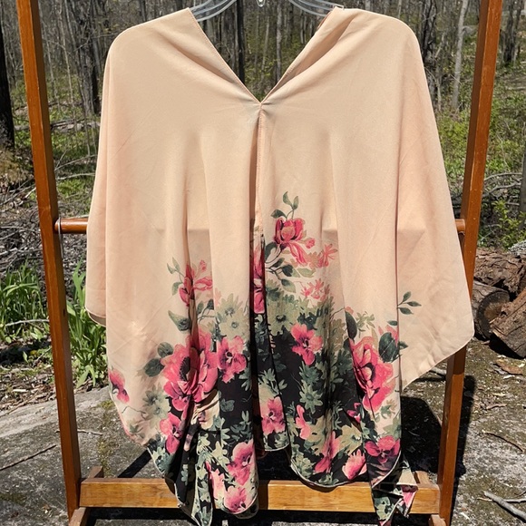 Classic Fashion Collection Women’s Flowy Top - Picture 6 of 6